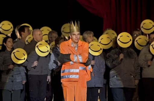 Der König amüsiert sich - Roger Smeerts und der Chor der Komischen Oper Berlin Foto: Ilko Freese/Komische Oper Berlin