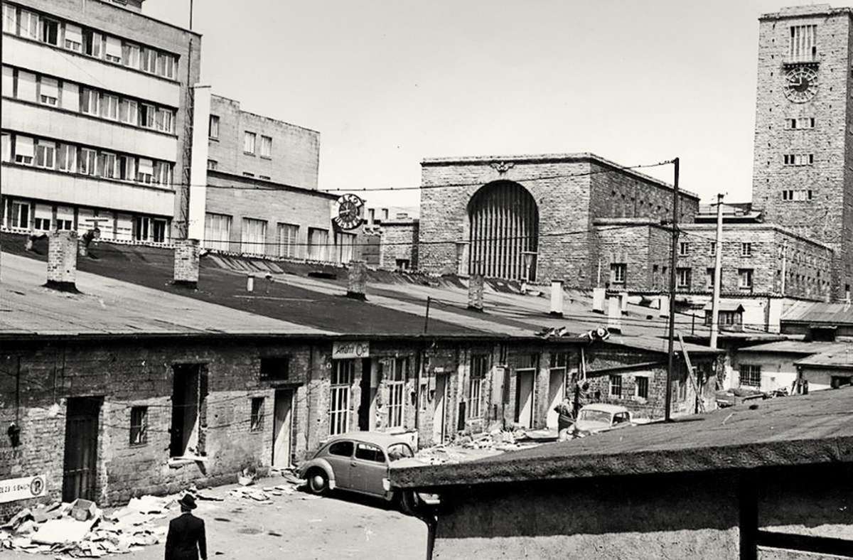 Das Marstall-Areal an der unteren Königstraße in den 1950er Jahren. Nach den Kriegszerstörungen hatte man im früheren Pferdehof des Königs einstöckige Provisorien für den Handel gebaut. Foto: /Zenz Engel