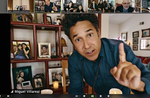 Miguel (Oscar Nuñez) leitet gerade eine virtuelle Aussegnungsfeier. Foto:Netflix Foto:  