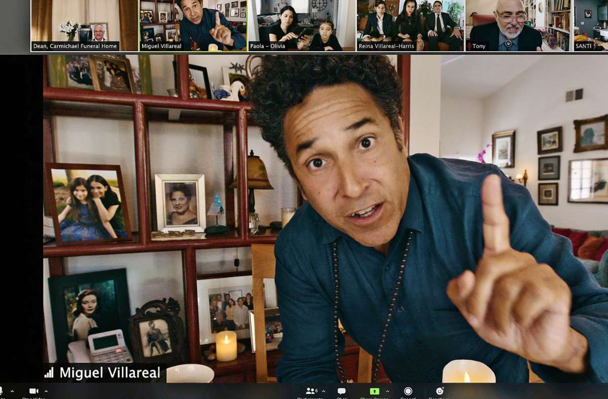 Miguel (Oscar Nuñez) leitet gerade eine virtuelle Aussegnungsfeier. Foto:Netflix