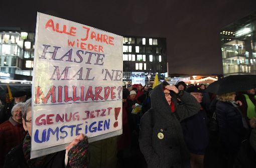 An der Montagsdemonstration gegen das Bahnprojekt Stuttgart 21 haben sich rund 400 Gegner beteiligt. Foto: dpa