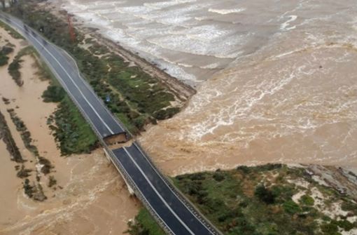 Bei Überschwemmungen auf Sardinien ist eine Brücke eingestürzt. Foto: Vigili Del Fuoco/Ap
