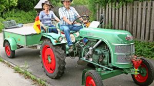 Ehepaar fährt mit dem Traktor zur Nordseeinsel