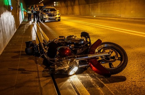 Der Fahrer der Harley Davidson wurde bei dem Unfall schwer verletzt. Er schwebt aber nicht in Lebensgefahr. Foto: SDMG