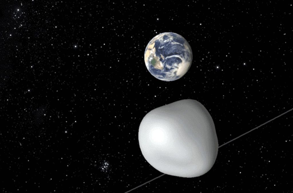 Eine Computersimulation der NASA zeigt den Asteroid 2012 TC4 (vorne), der am 12. Oktober 2017 in einer relativ knappen Entfernung von 44 000 Kilometern an der Erde vorbeifliegt.