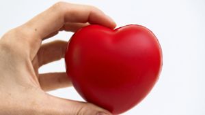 Wenn das Herz rast oder unregelmäßig klopft, sollte man den Rhythmus mit einem EKG überprüfen lassen. Foto: dpa