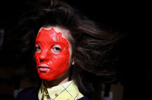Plastik-Kriegsbemalung bei Westwood: Es scheint, als hätten sich die Stylisten der Modemacher gegen jegliche Form der Zurückhaltung verschworen. Foto: Getty Images Europe