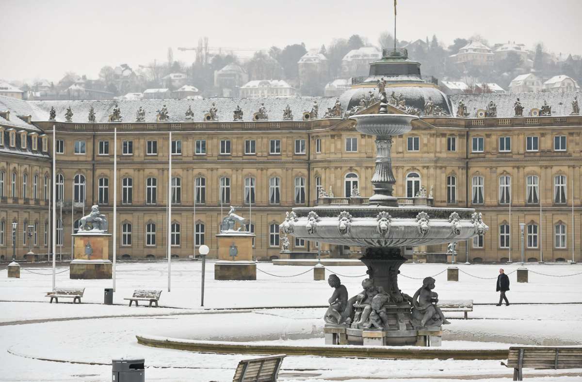 Auch im Winter schön:   der  Schlossplatz mit einem der beiden Brunnen, die an König Wilhelm I. erinnern.