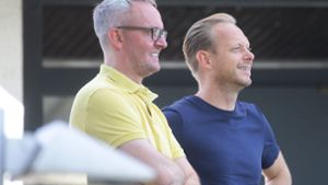 Die VfB-Vorstände Alexander Wehrle und Rouven Kasper (von links) freuen sich über einen neuen, millionenschweren Deal. Foto: Pressefoto Baumann/Hansjürgen Britsch