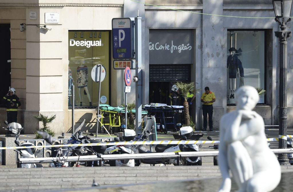 Mehrere Rettungsliegen stehen vor einem Geschäft auf der Promenade  Ramblas in Barcelona.