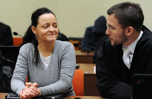 Beate Zschäpe sitzt am im Verhandlungssaal neben ihrem Anwalt Mathias Grasel. Foto: dpa