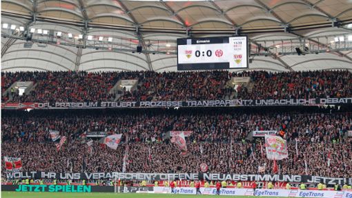 Der Protest der Fans zeigt offenbar Wirkung. Foto: Pressefoto Baumann/Volker Müller