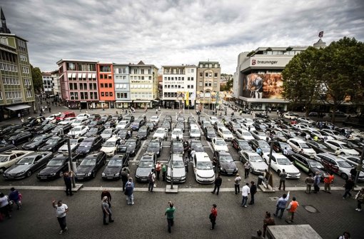 Statt am Cannstatter Wasen reihen sich die Taxis auf dem Stuttgarter Marktplatz. Foto: Lichtgut/Leif Piechowski