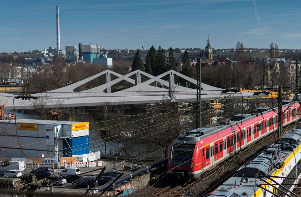 Der Bau von Stuttgart 21 macht Fortschritte. Über dem Neckar bei Bad Cannstatt zeichnet sich die neue Brücke ab. Foto: Lichtgut/Max Kovalenko