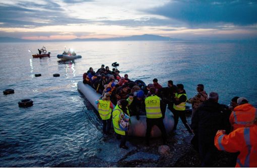 Nur etwa neun Kilometer sind es von der türkischen Küste bis nach Lesbos: Flüchtlinge kommen mit einem Schlauchboot nahe der Hafenstadt Mytilini an. Foto: dpa