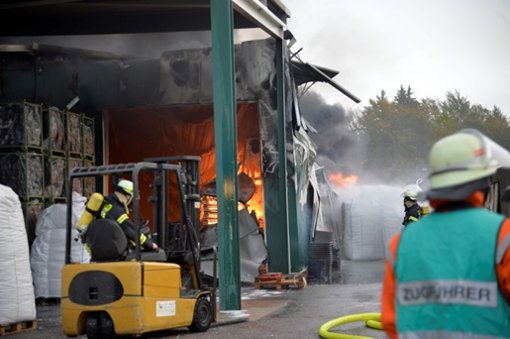 Zwei Fabrikhallen standen Ende Oktober in Welzheim in Flammen. Foto: SDMG