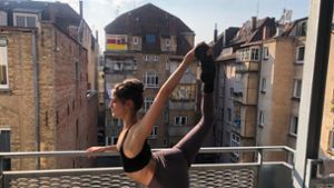 Die Tänzerin Anouk van der Wejide vom Stuttgarter Ballett hält sich auf ihrem Balkon in Form. Foto: dpa/Privat