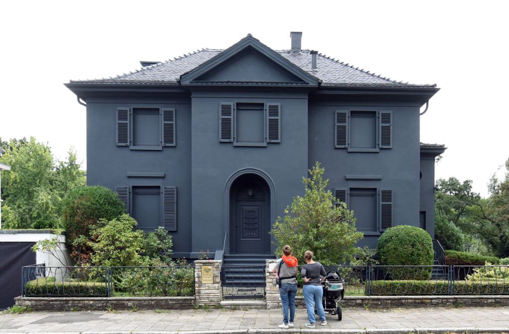 Schwarz von den Ziegeln bis zu den Stufen: Der Künstler Andreas Sarow hat eine denkmalgeschützte Villa komplett angestrichen – und bekam Ärger.