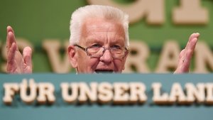 Winfried Kretschmann führt die Grünen als Spitzenkandidat in den Landtagswahlkampf 2016 in Baden-Württemberg. Beim Landesparteitag in Pforzheim holte er 97 Prozent der Delegiertenstimmen. Foto: dpa