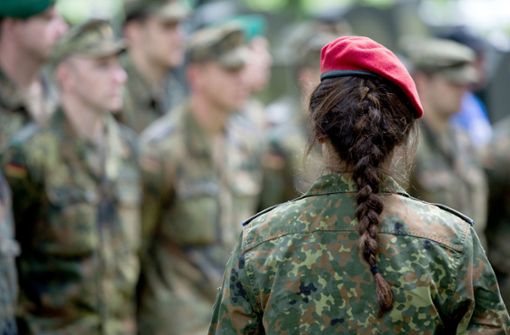 Die Bundeswehr arbeitet ihren Umgang mit Homosexuellen auf. (Symbolbild) Foto: dpa/Bernd von Jutrczenka