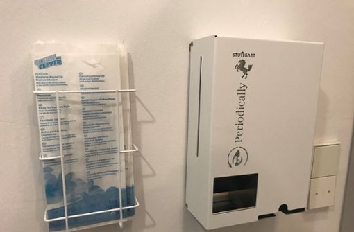 Sorgen für heftigen Streit: eine  Spenderbox und Abfalltüten in der Männertoilette des Stuttgarter Rathauses Foto: red