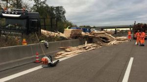 Lastwagen mit Bauholz kippt um – vier Menschen verletzt