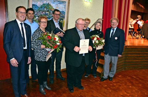 Bürgermeister Patrick Holl (links) hat beim Neujahrsempfang die verdienten Blutspender ausgezeichnet. Foto: Thomas Weingärtner