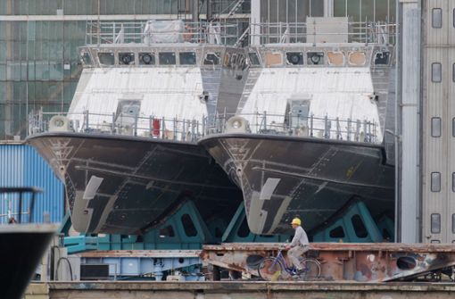 Patrouillenboote für Saudi-Arabien liegen auf dem Werftgelände der zur Lürssen-Werftengruppe gehörenden Peene-Werft. Foto: dpa/Stefan Sauer