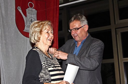 Schultes Bernd-Marcel Löffler steckt  Ulrike Rathke die Ehrennadel an. Foto: Torsten Ströbele