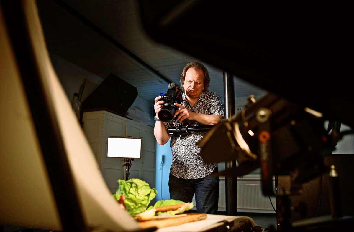 Großer Auftritt für einen Salatkopf: Peter Oppenländer beim Food-Fotoshooting in seinem Waiblinger Studio