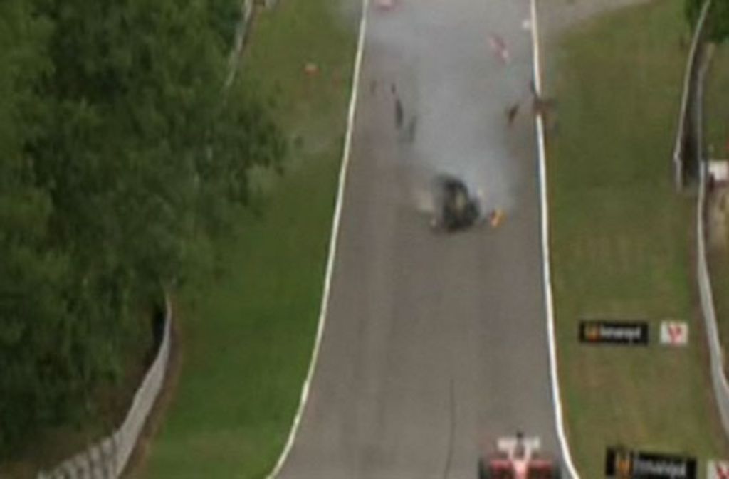 Horror-Crash bei der Superleague Formula - der Fahrer kam mit vergleichsweise leichten Blessuren davon. Foto: dpa