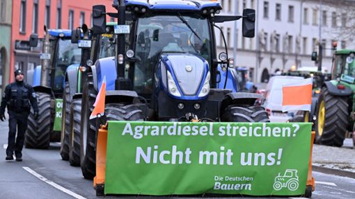 In ganz Deutschland demonstrieren am Montag Landwirte gegen die Sparpläne der Bundesregierung – wie etwa hier in Erfurt. Foto: dpa/Martin Schutt