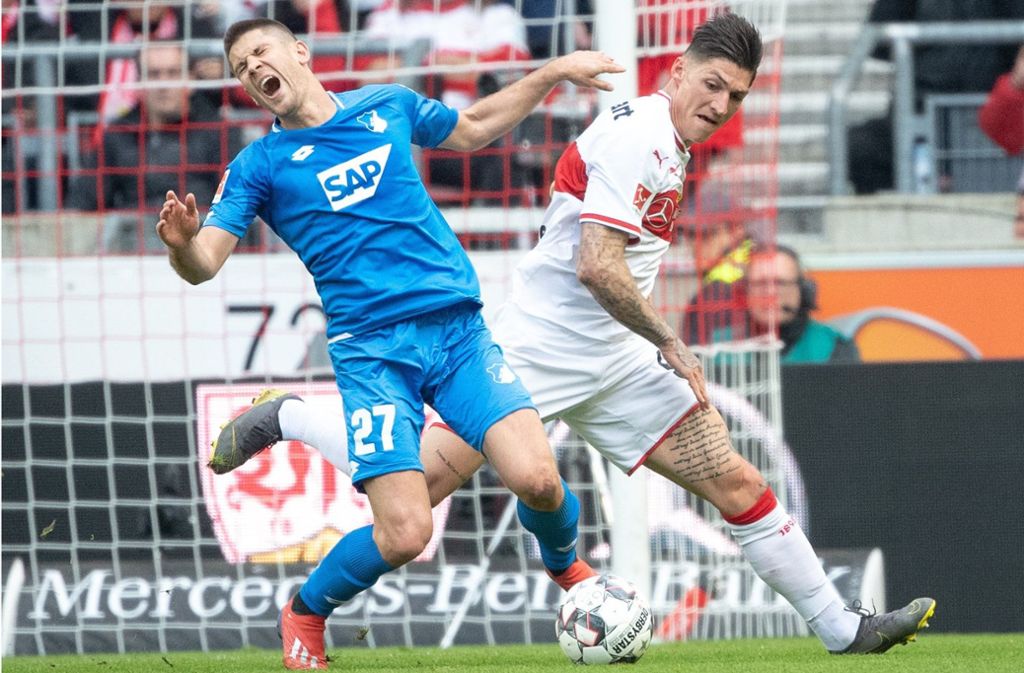Steven Zuber vom VfB Stuttgart ist treffsicher, und tut dem Gegner auch mal weh – wie hier dem Hoffenheimer Andrej Kramaric. Foto: dpa