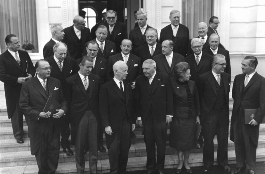 Oktober 1963:  Bundeskanzler Ludwig Erhard stellt dem Bundespräsidenten Heinrich Lübke sein neues Kabinett vor. Scheel, zu der Zeit noch Minister für wirtschaftliche Zusammenarbeit, steht in der zweiten Reihe links.
