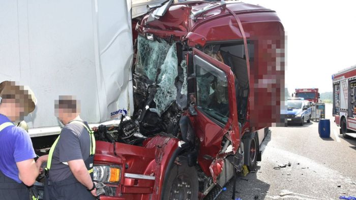 Lkw-Fahrer kommt ums Leben – Autobahn voll gesperrt