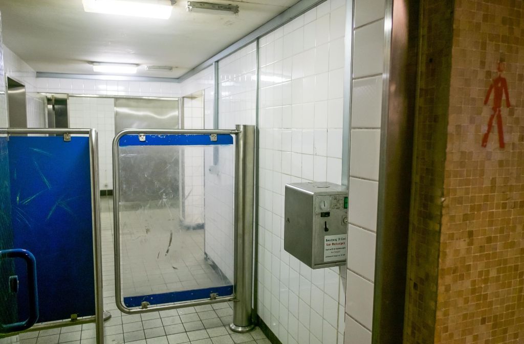 Der Eingang am WC Charlottenplatz musste ganz offensichtlich schon etliche Zornesausbrüche aushalten.