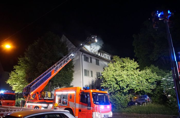 Großeinsatz im  Stuttgarter Osten: Offene Flammen aus dem Dach – Bewohner kann sich retten