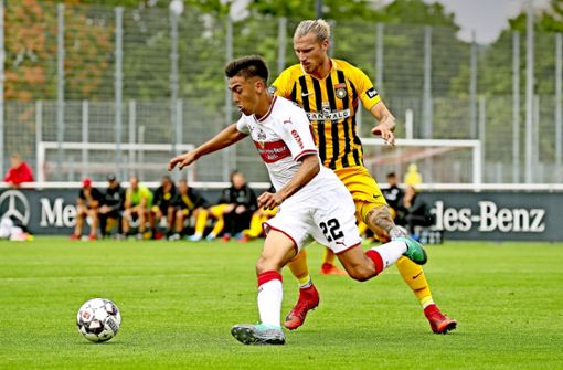 Der Neue nimmt Tempo auf: VfB-Stürmer Nicolas Gonzalez läuft Kai Gehring von der SG Sonnenhof Großaspach davon. Foto: Baumann