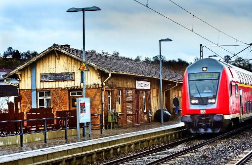 Der Zug der Zeit ist am alten   Bahnhof in Oberboihingen vorbeigefahren. Jetzt soll dem  Gebäude als Bürgercafé  und Kulturschuppen ein neues Leben beschieden sein. Foto: Ines Rudel