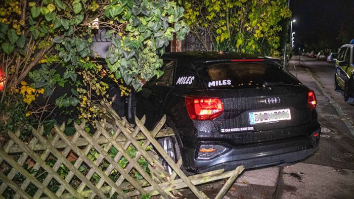 Unfall in Stuttgart: 19-Jähriger kracht mit Mietwagen  in parkendes Auto – Beifahrer flüchtet