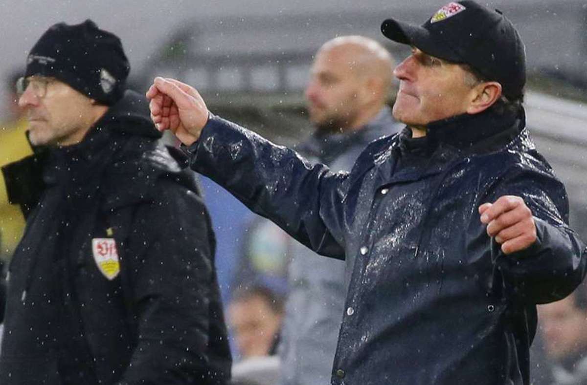 Steht mit dem VfB Im Regen: Trainer Bruno Labbadia. In unserer Bildergalerie blicken wir auf die Partie gegen Werder Bremen zurück. Foto: /IMAGO