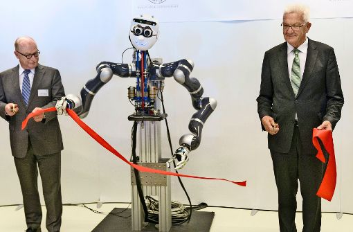 Der Roboter hilft dem  Max-Planck-Präsidenten Stratmann und dem Ministerpräsidenten. Foto:MPG Foto:  