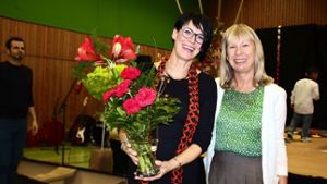 Ulrike Brittinger, Leiterin des Staatlichen Schulamtes (rechts), überreichte Sabine Oehlschlägel einen Blumenstrauß. Foto: Bernd Zeyer