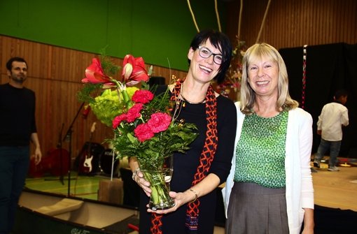 Ulrike Brittinger, Leiterin des Staatlichen Schulamtes (rechts), überreichte Sabine Oehlschlägel einen Blumenstrauß. Foto: Bernd Zeyer