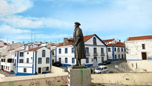 Überlebensgroß: Denkmal neben  dem Nordturm der Festung von Sines für den portugiesischen Seefahrer Vasco da Gama. Foto: Helge Sobik