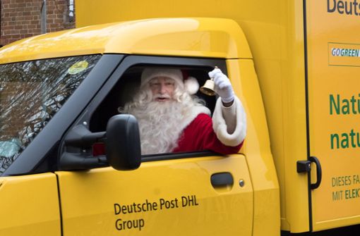 Alles nur gestellt: In Wahrheit bringt nicht der Weihnachtsmann die Pakete, sondern die Männer und Frauen der Paketdienste. Foto: imago//Rolf Zoellner