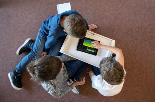 Lernen am Tablet wird schon für Grundschüler normaler. Foto: dpa/Marijan Murat