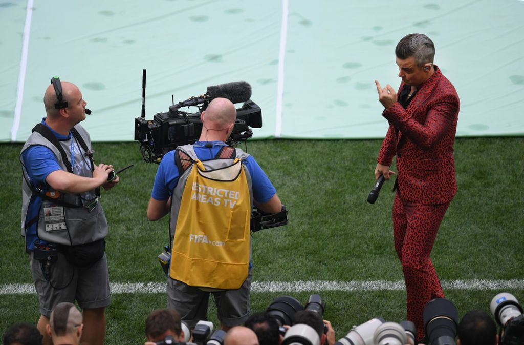 Robbie Williams sorgte mit einer obszönen Geste bei der WM-Eröffnungsfeier für Aufsehen.