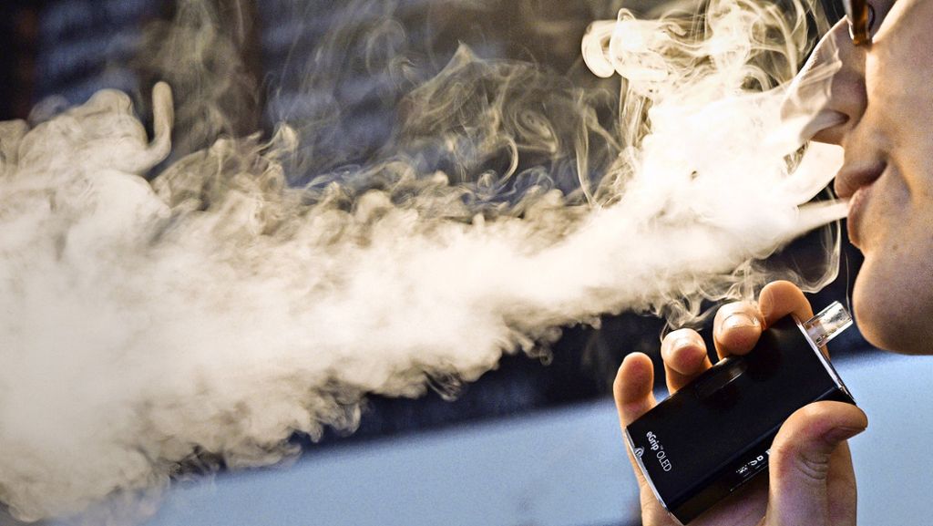 Rauchen: E-Zigaretten bleiben von der Steuer  verschont Dampfer können aufatmen