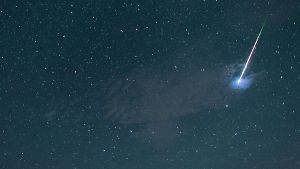 In der Nacht zum Donnerstag waren über ganz Deutschland Sternschnuppen zu beobachten, wie hier über der Nordsee bei Pilsum. Foto: dpa
